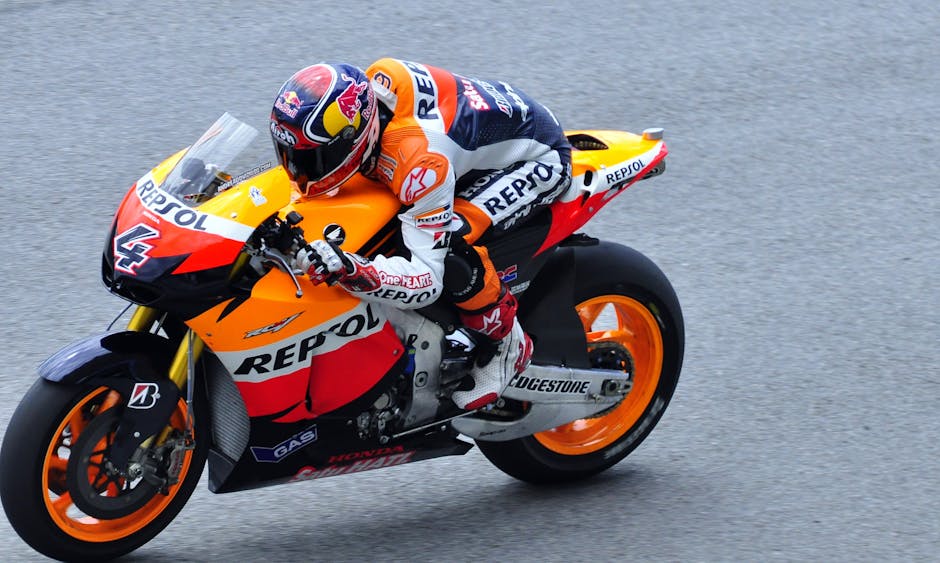 Piloto de MotoGP acelerando na pista do Circuito Internacional de Sepang, na Malásia.