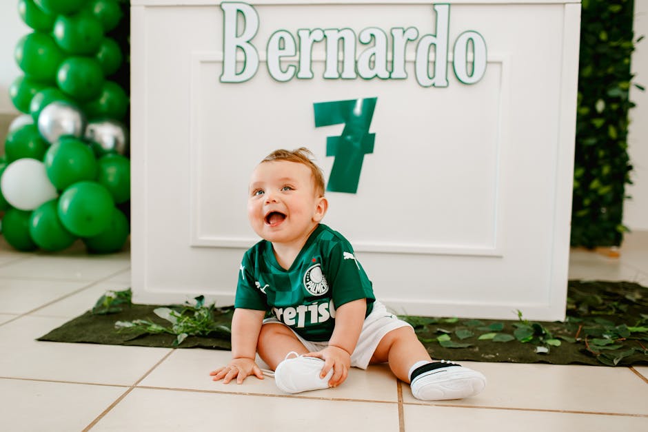 Jovem torcedor do Palmeiras vestindo a camisa do time, comemorando a vitória de Abel Ferreira.