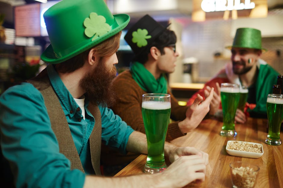 Amigos celebrando o Dia de São Patrício em um pub com cerveja verde.