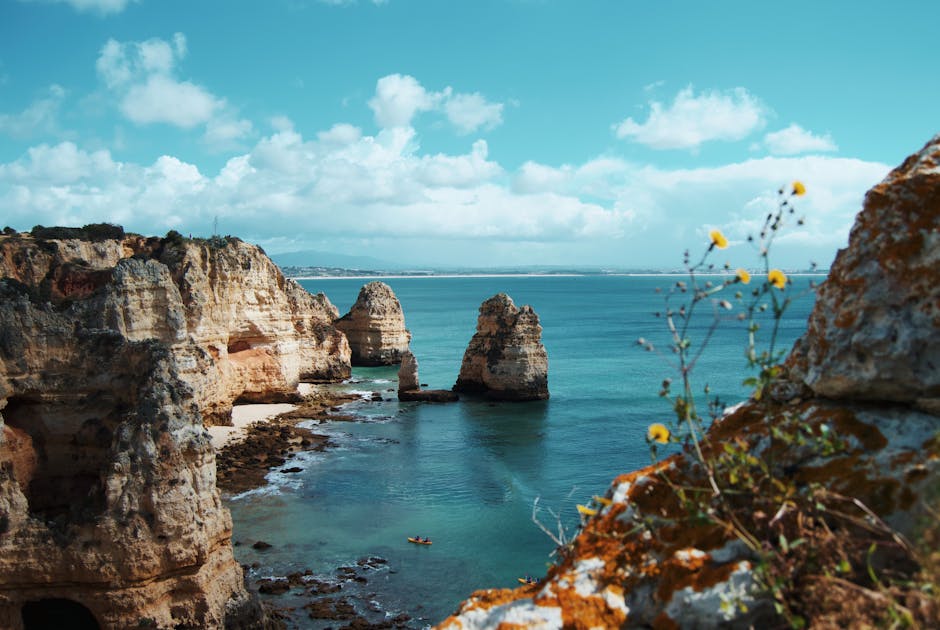 Vista deslumbrante das falésias e águas cristalinas em Ponta Porã, Brasil.
