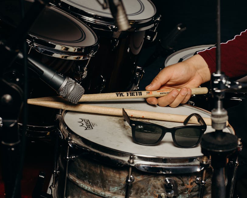 Torcedor do Remo tocando bateria com microfone e óculos escuros.