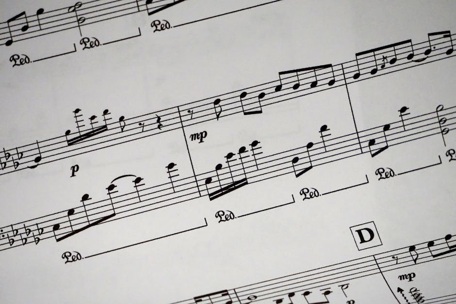 Partitura detalhada em preto e branco com notas musicais e símbolos.