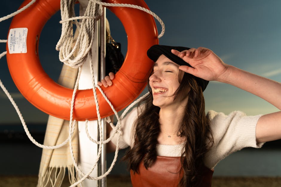 Mulher sorrindo em um dia de verão na praia, com boia salva-vidas ao pôr do sol.