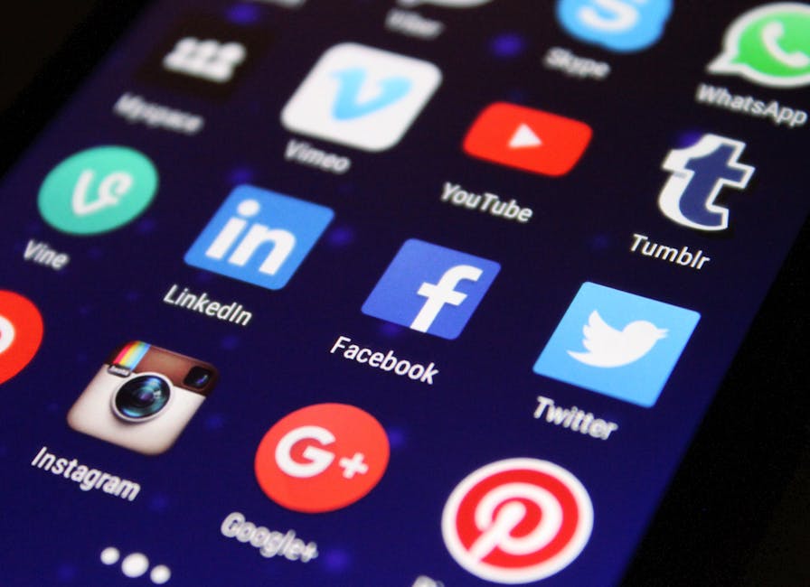 Close-up de tela de smartphone mostrando ícones de aplicativos de redes sociais, incluindo YouTube.